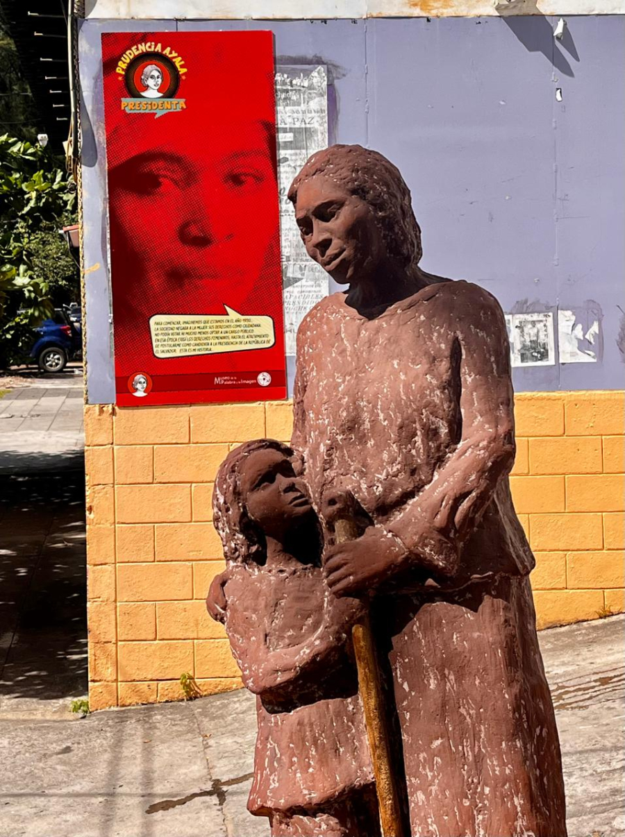 Prudencia Ayala y la Niña, entrada al Museo de la Palabra y la Imagen, San Salvador, El Salvador